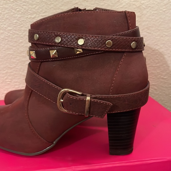 Boots - Picture 4 of 6